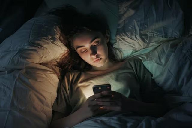 Late night screen usage and sleep problems